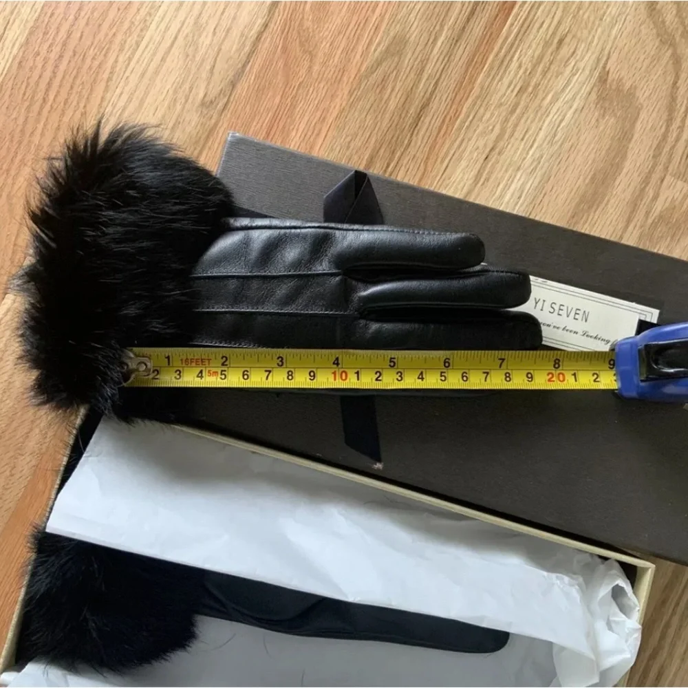 NIB YI SEVEN Gloves - Ladies Size 6.5